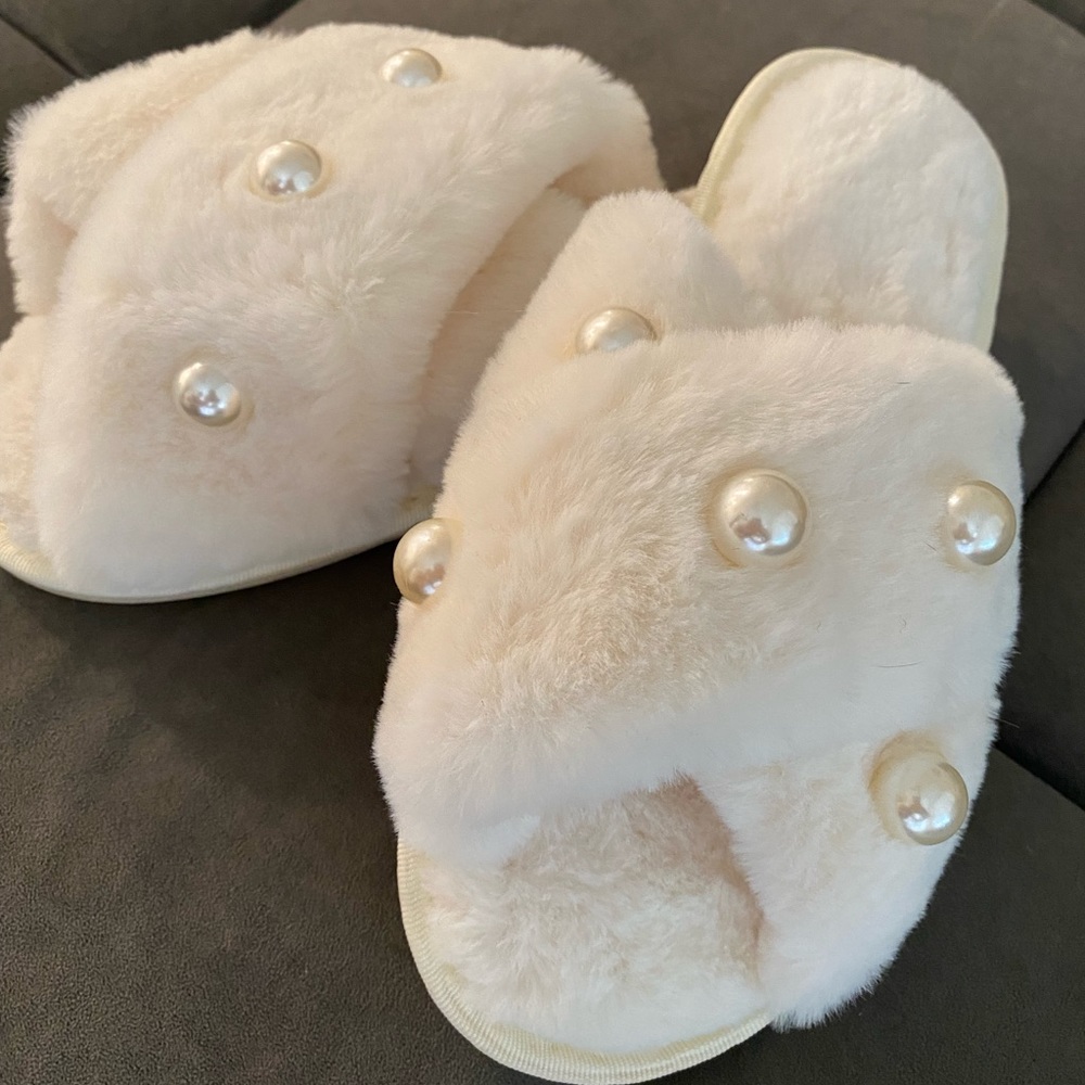 NEW Pearl Slippers